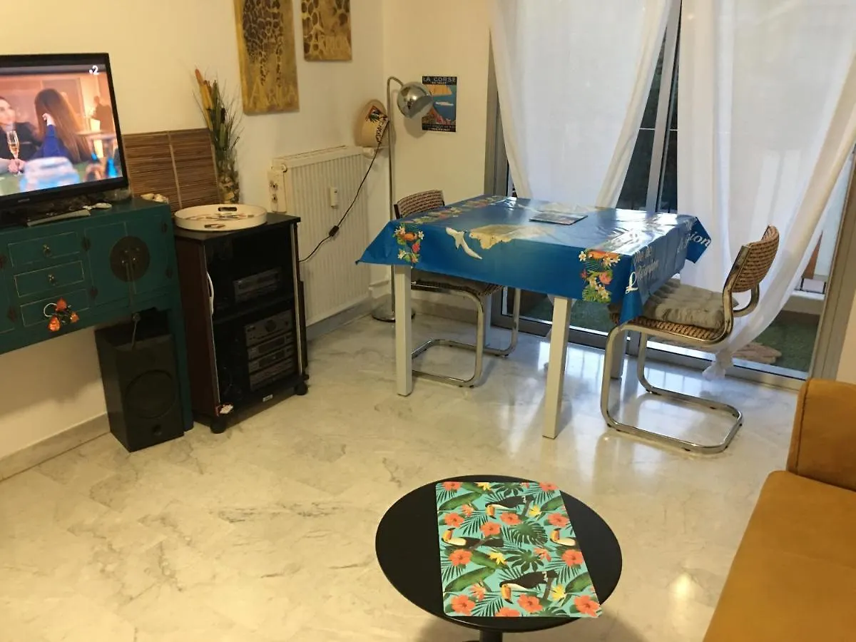 Studio Standing Niza 0*,  Francia